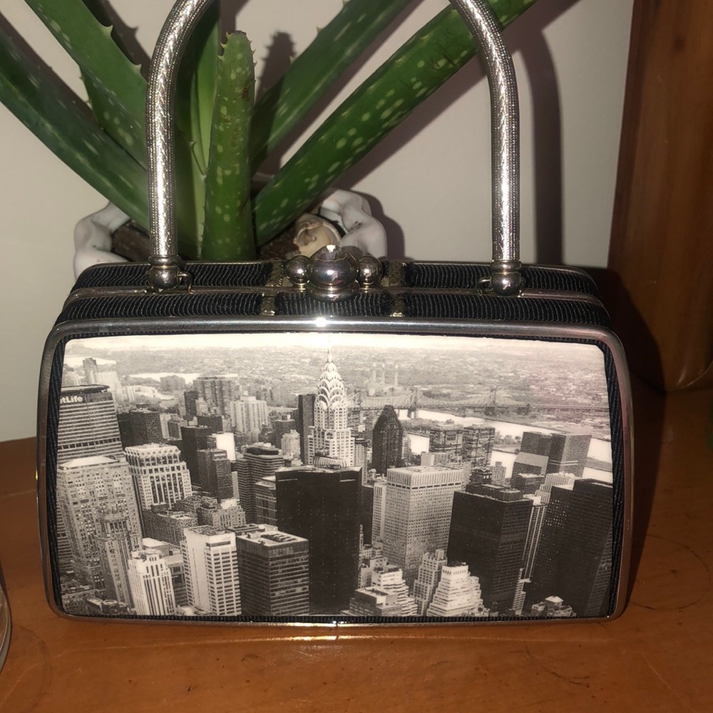 Cute, unique purse with a New York City skyline